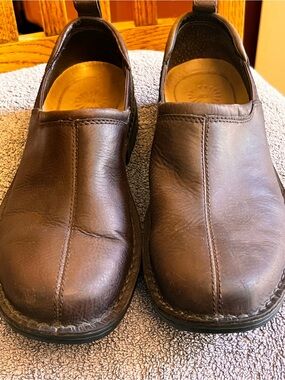 UGG Men's Dark Brown Leather Slip-On Loafers Size 10 excellent condition.
